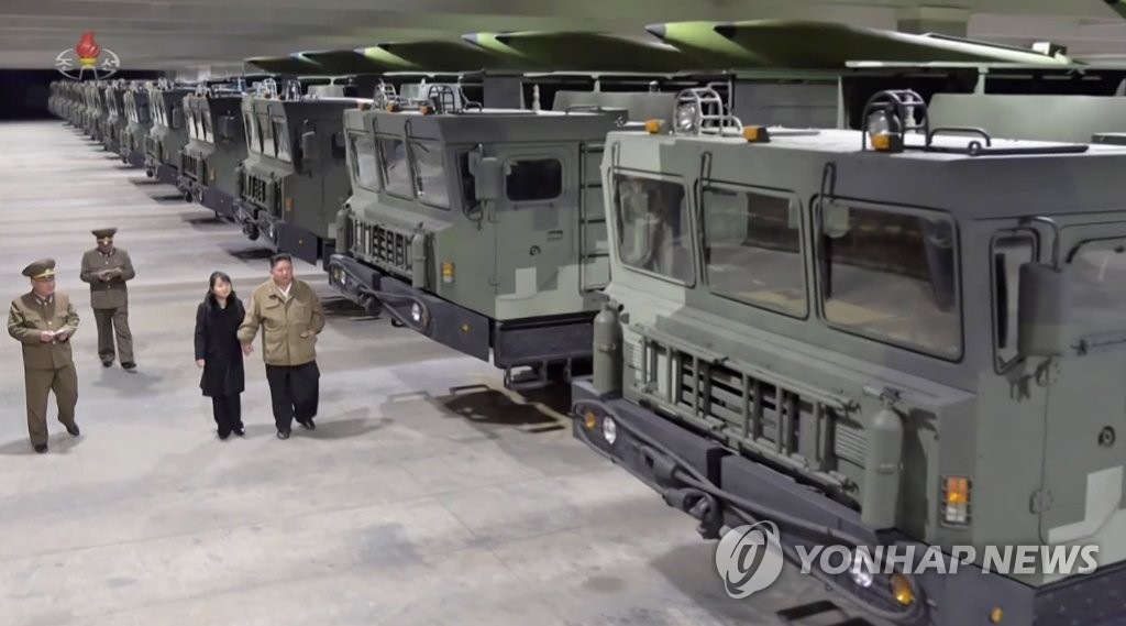 KN-23 둘러보는 김정은 북한 국무위원장