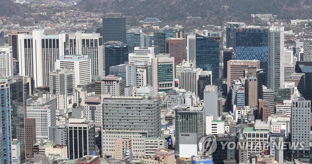서울 남산에서 바라본 도심 주요 기업체 건물들 모습