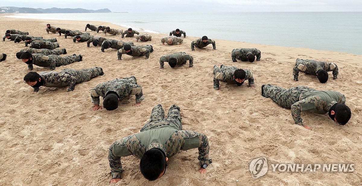 체력 단련하는 장병들