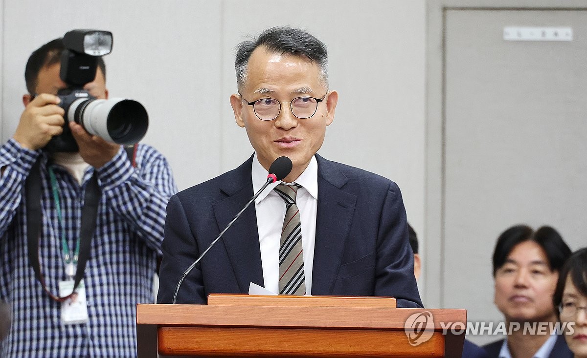 의원 질의에 답변하는 이충상 국가인권위원회 상임위원