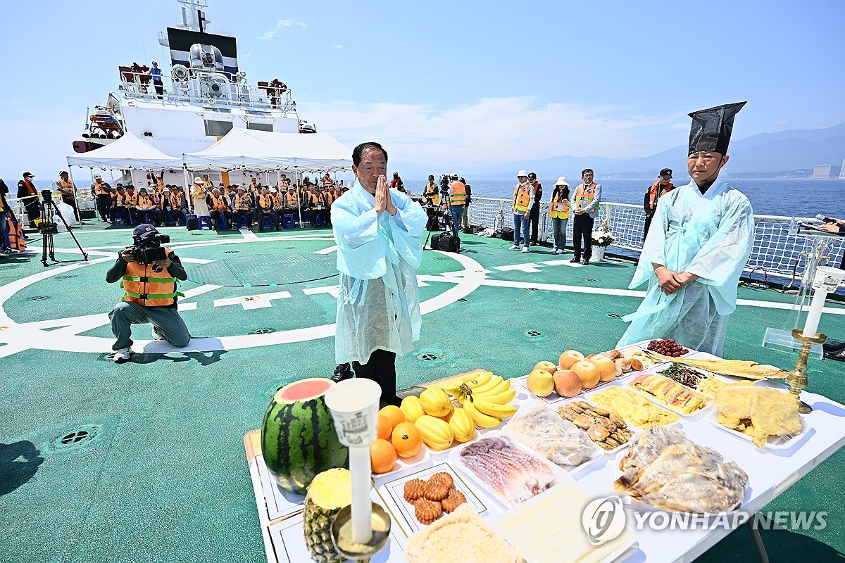 속초 실향민 문화축제 '함상 위령제'