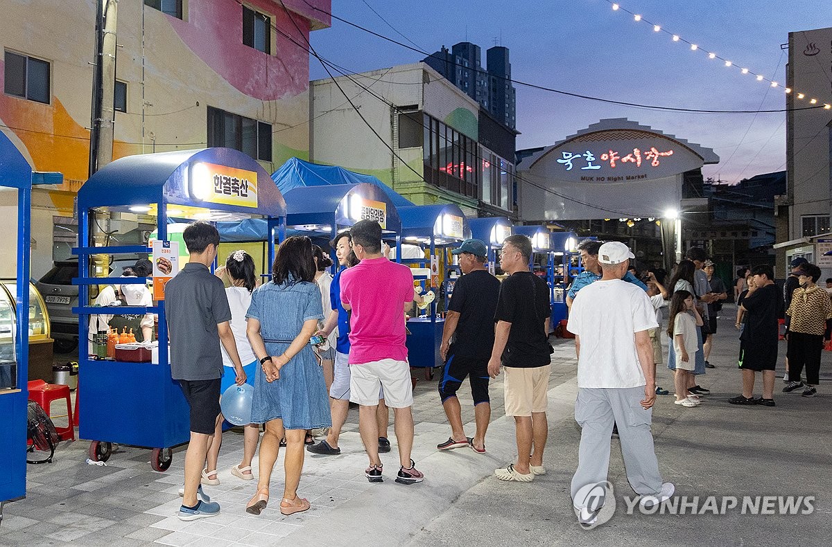 손님들로 북적이는 동해 동쪽바다중앙시장 주말 야시장