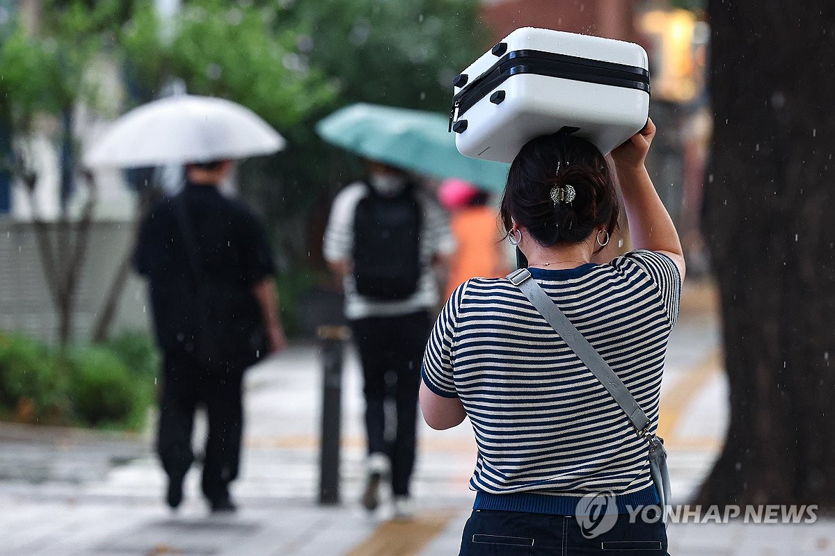 소나기 피하는 시민