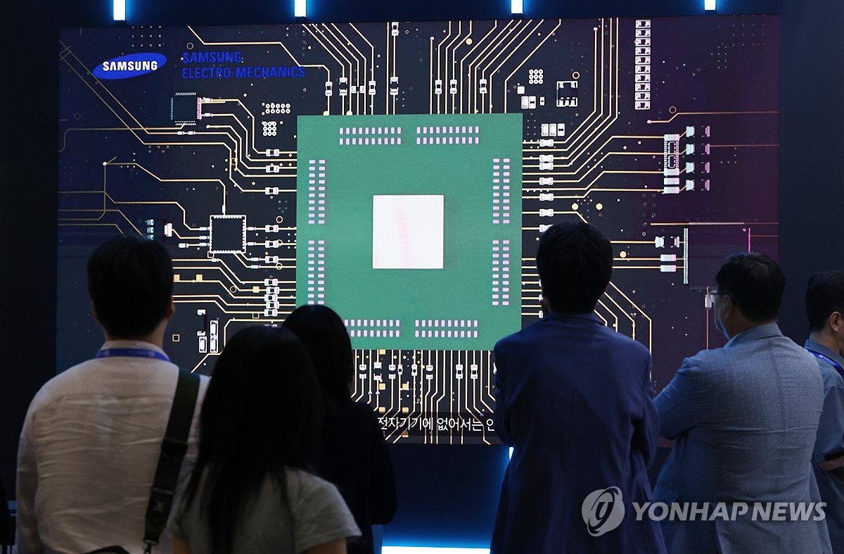 반도체 산업전서 기판 제조 공정 살펴보는 관람객들