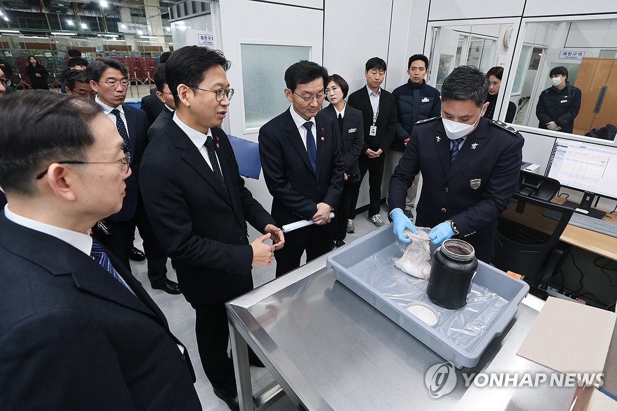 지난해 12월 마약의심 우편물 정밀검사 시연
