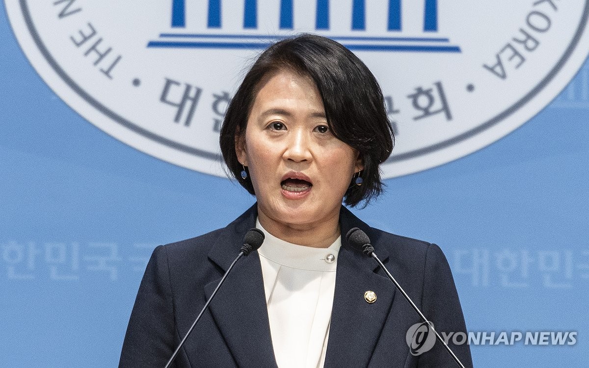 브리핑 하는 더불어민주당 박지혜 대변인