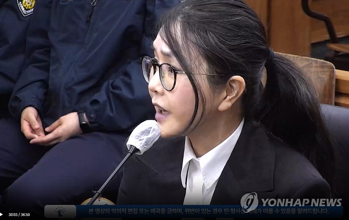 서울중앙지법에서 진술하는 김건희 여사 모습