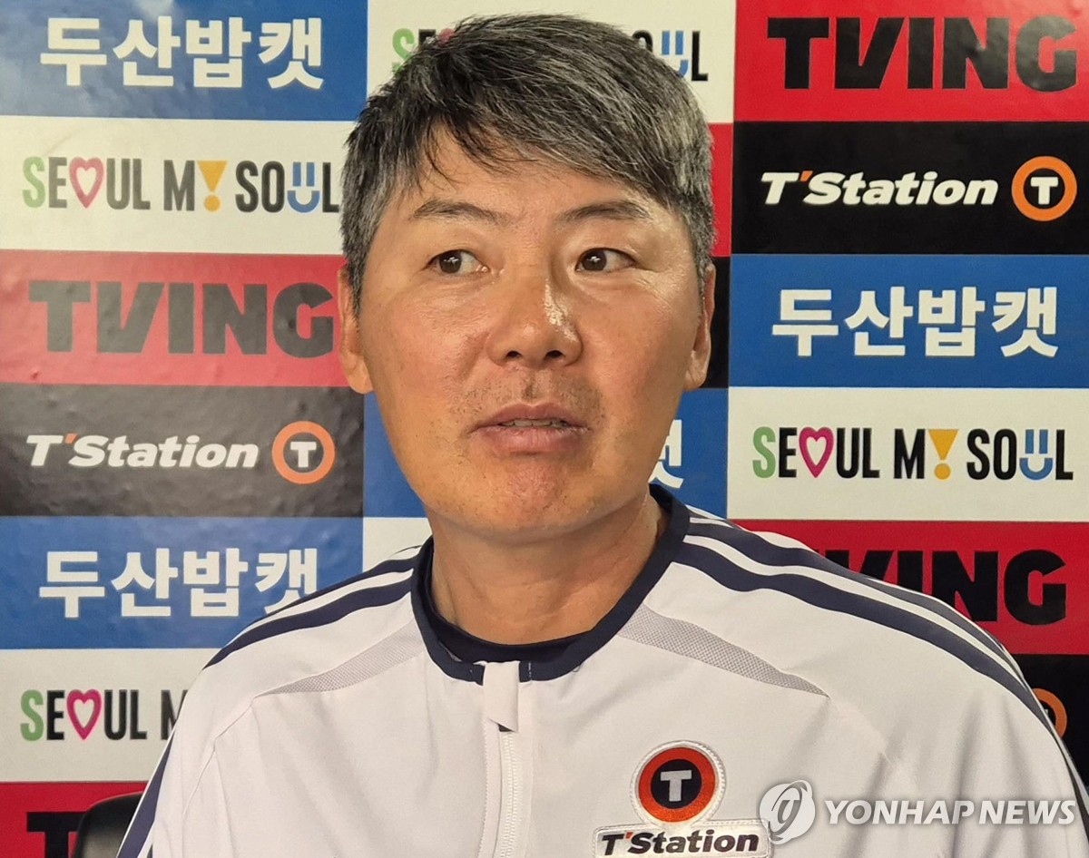 인터뷰하는 김원형 감독