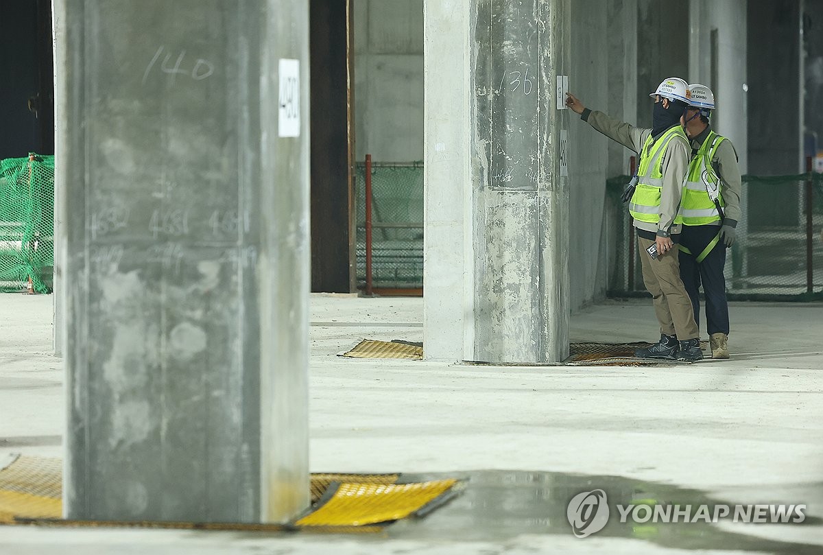 철근 누락 현장 살피는 작업자들