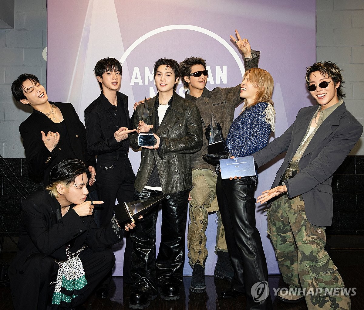 BTS, 아메리칸 뮤직 어워즈(AMA)서 두 번째 대상 등 3관왕