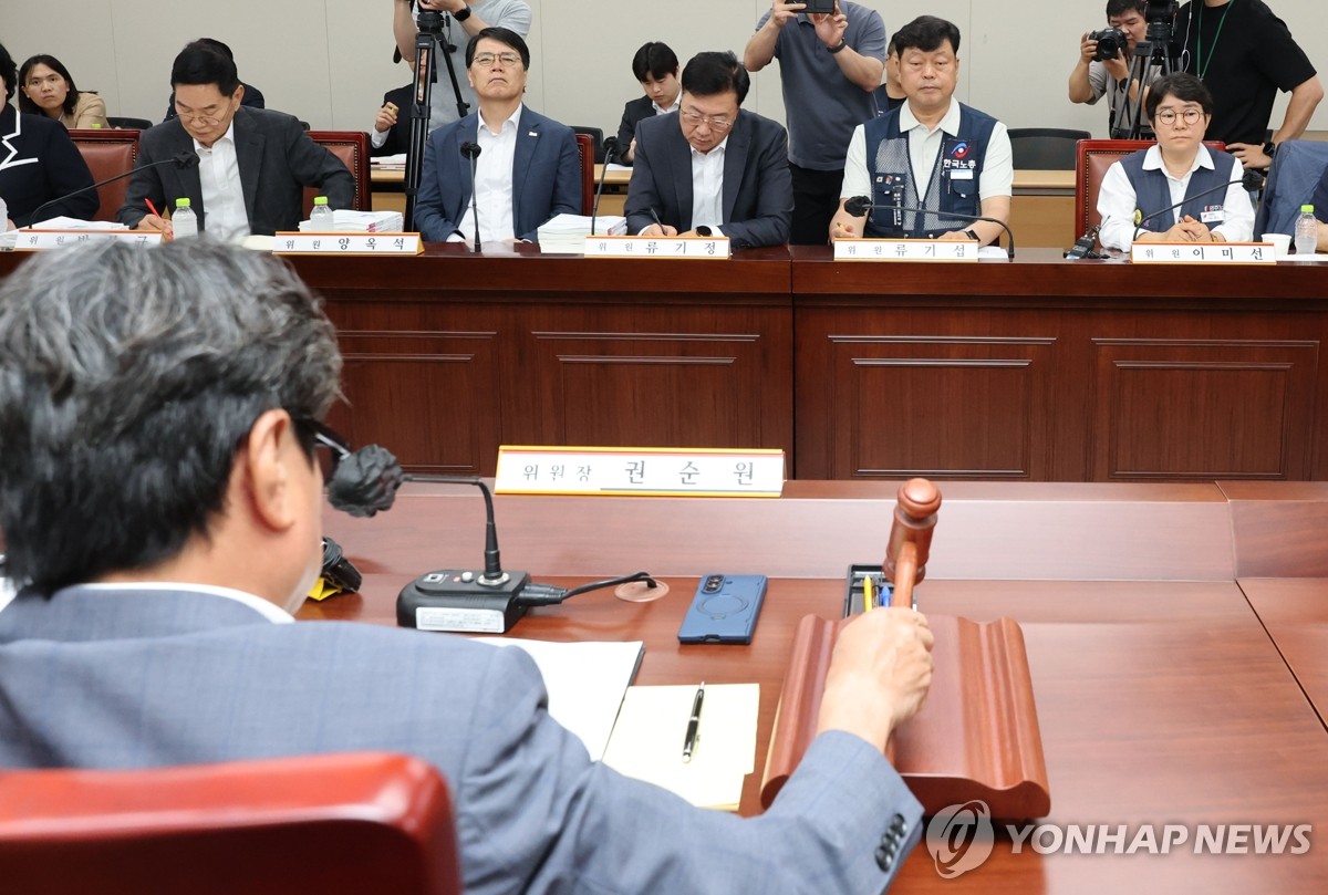 최저임금위 2차 전원회의 주재하는 권순원 위원장
