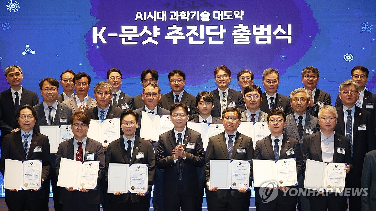 기념촬영하는 배경훈 부총리