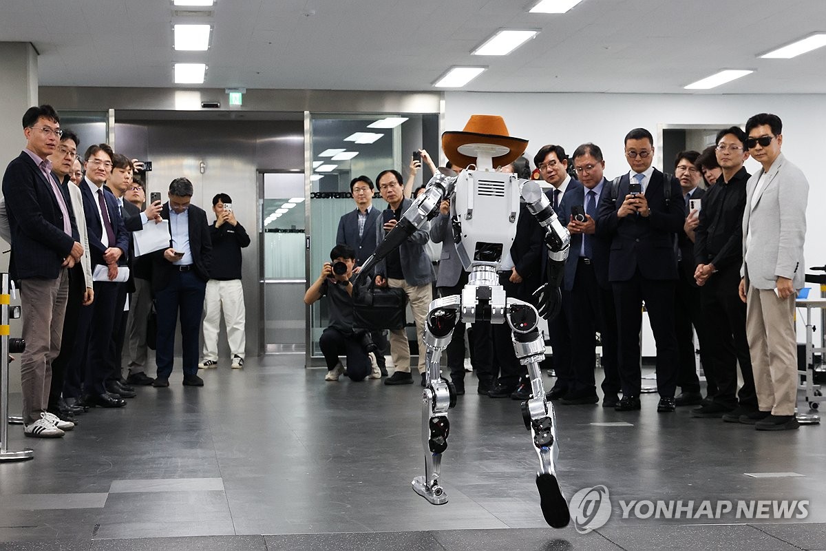 휴머노이드 로봇 '지금 만나러 갑니다'
