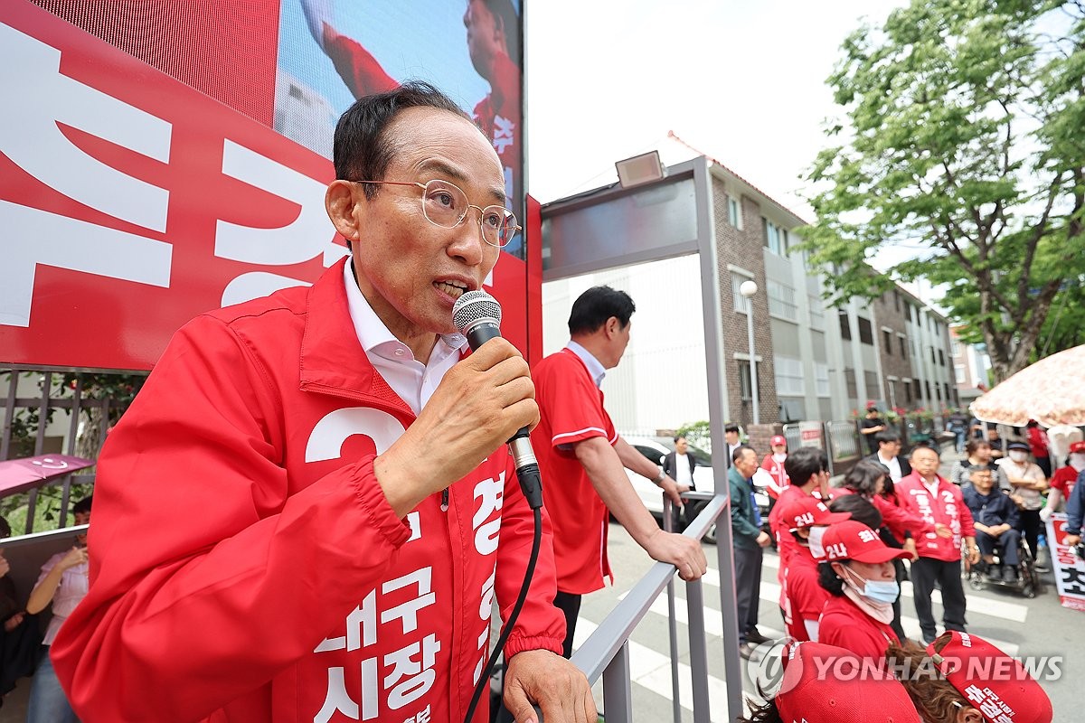 전통시장서 유세하는 추경호 후보