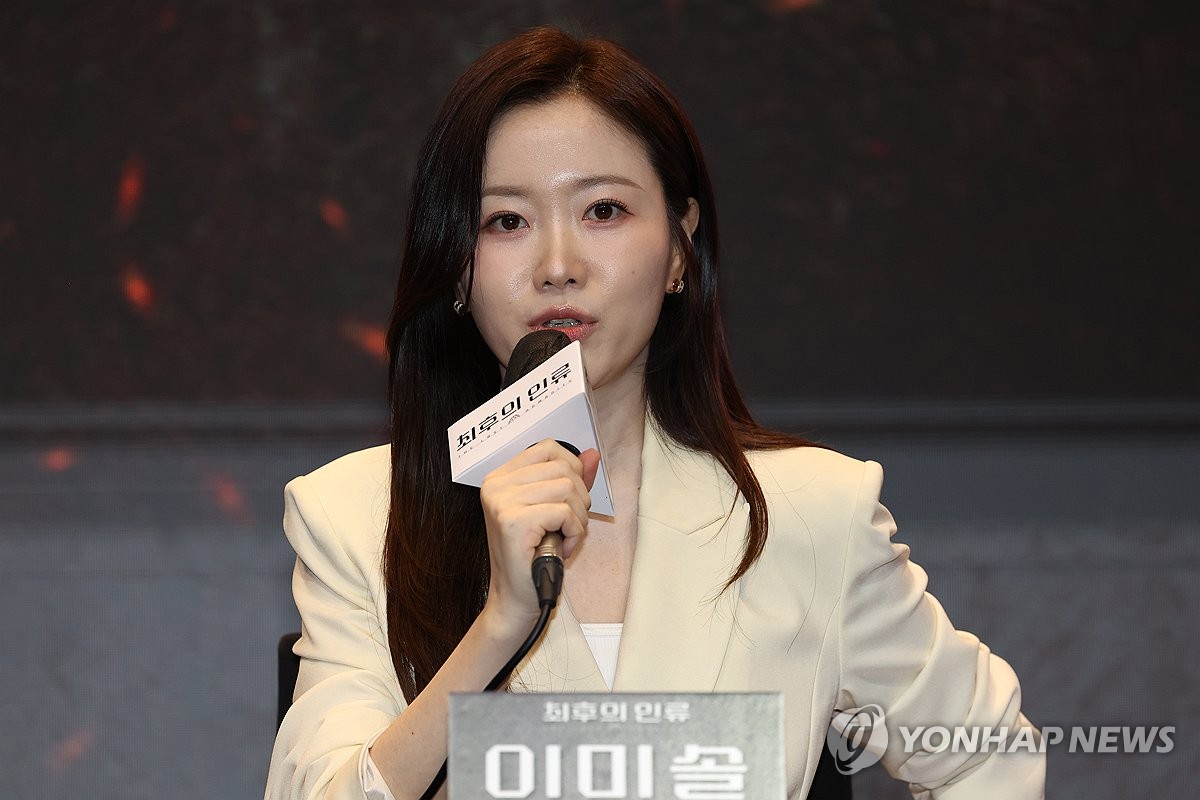 인사말 하는 EBS '최후의 인류' 이미솔 PD