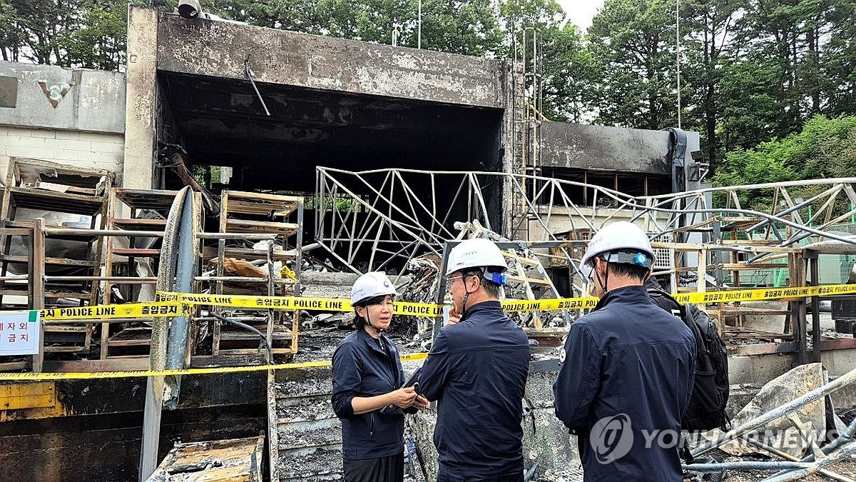 김영훈 고용노동부 장관, 대전 한화에어로 폭발사고 현장 방문