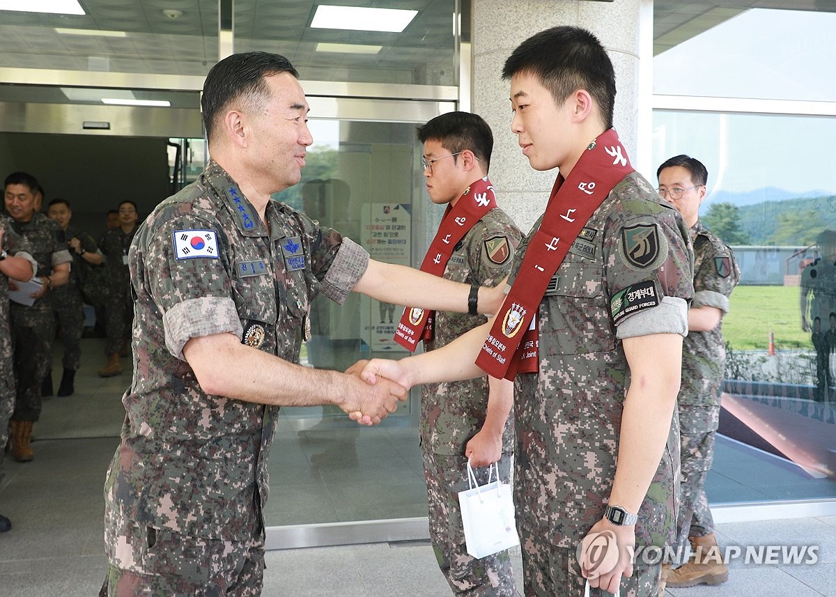 장병 격려하는 진영승 합참의장