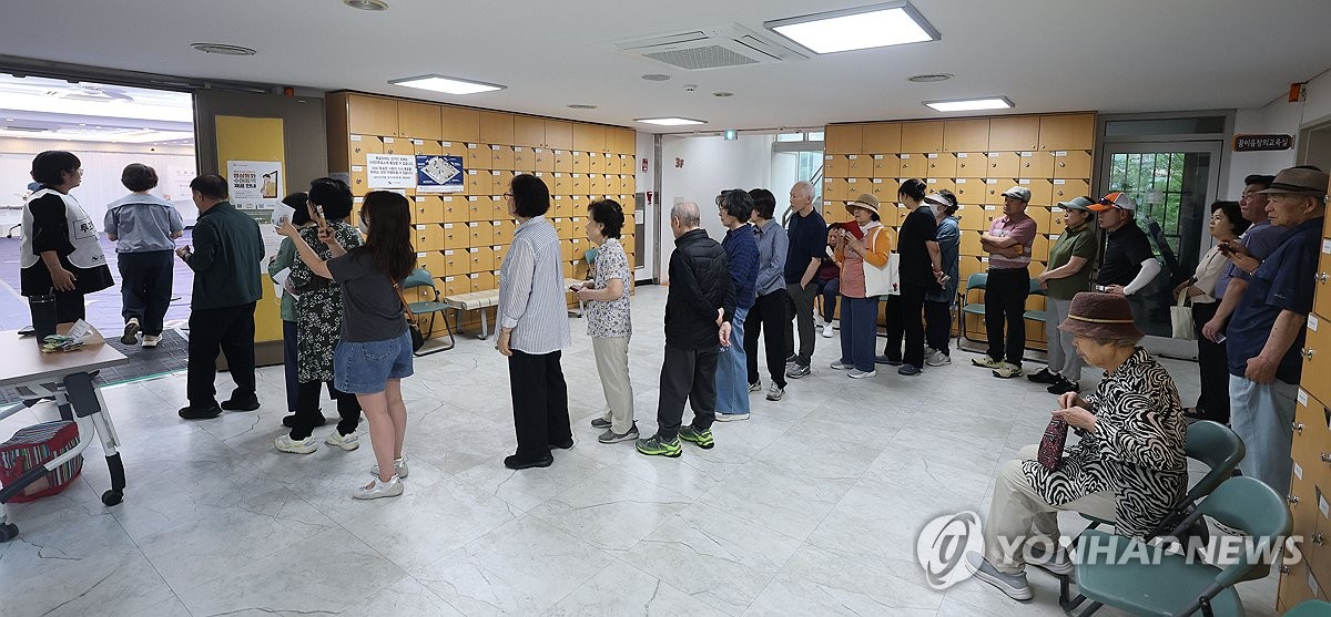 이른 아침 투표를 위해 줄선 시민들
