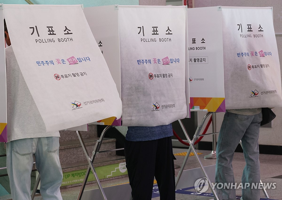 투표하는 유권자