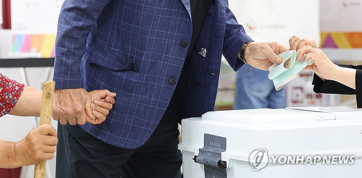 투표하는 어르신