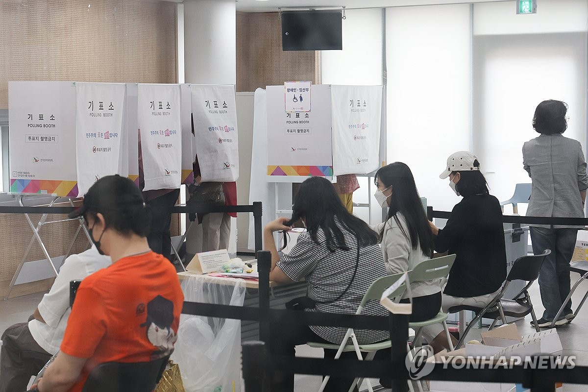 투표하는 유권자들