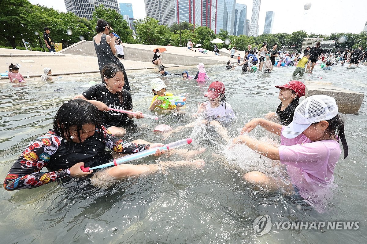 더위 날리는 물놀이…여의도 한강공원