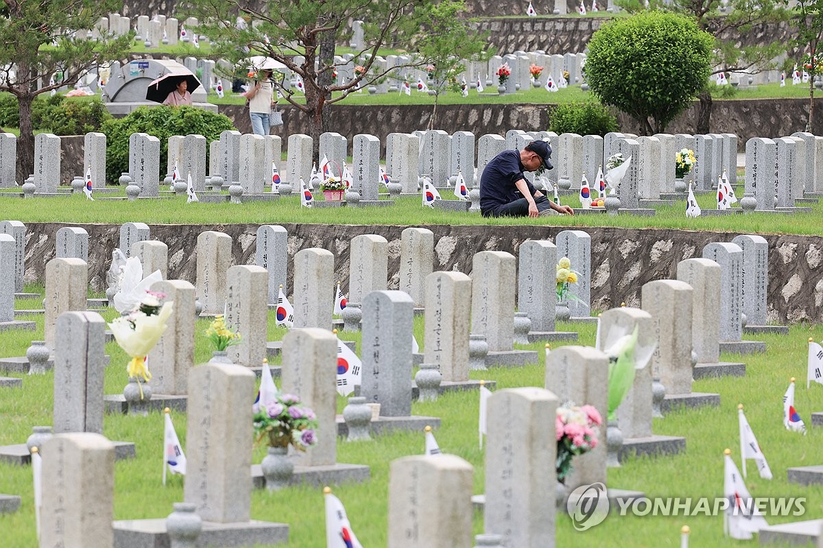 국립서울현충원 찾은 참배객들
