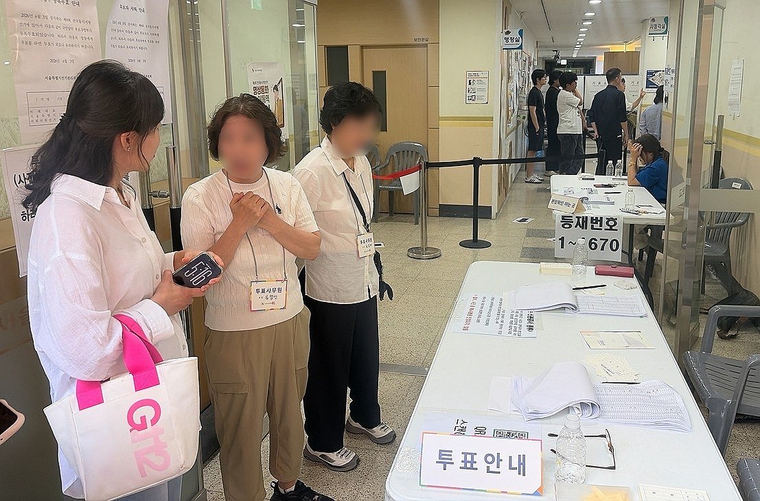 송파구서 투표용지 부족.. 대기하는 유권자들