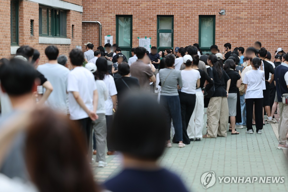 투표용지 부족에 대기하는 유권자들