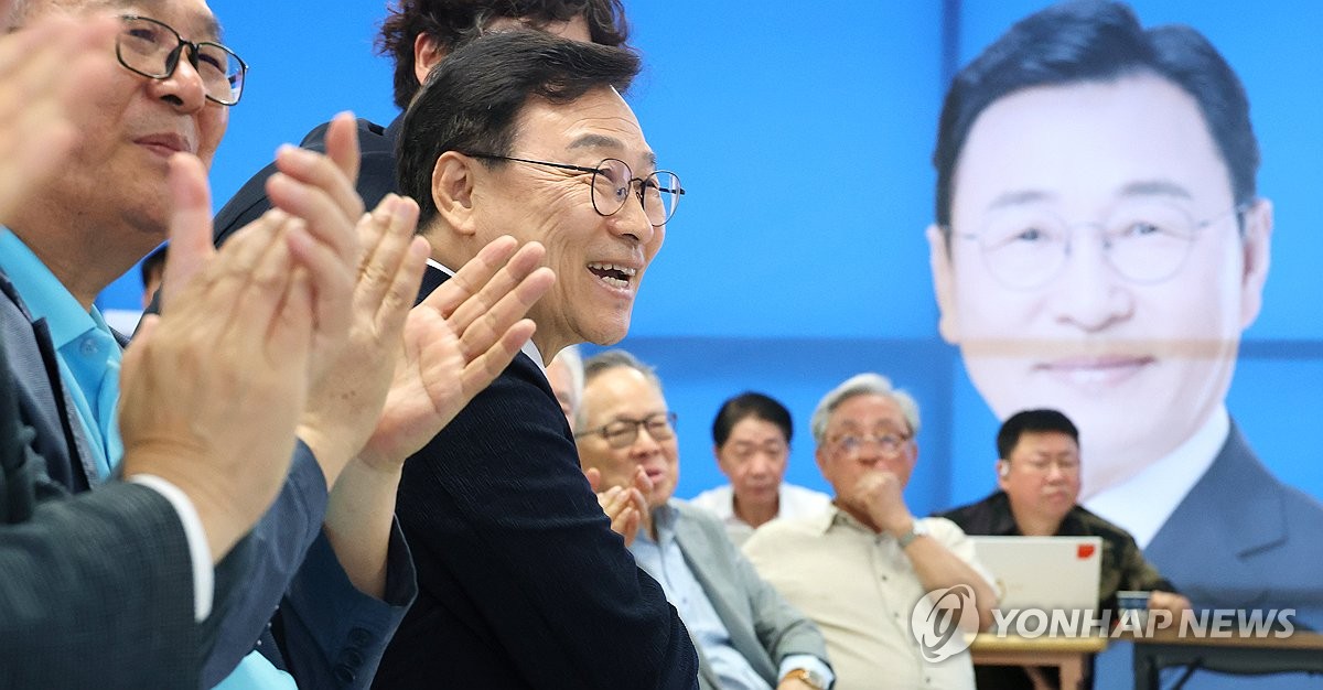 지지자들과 기뻐하는 정근식 후보