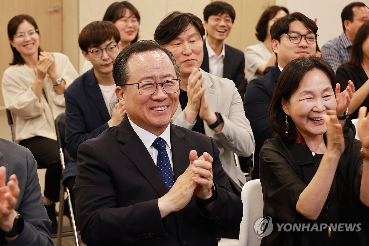 기뻐하는 김석준 부산교육감 후보