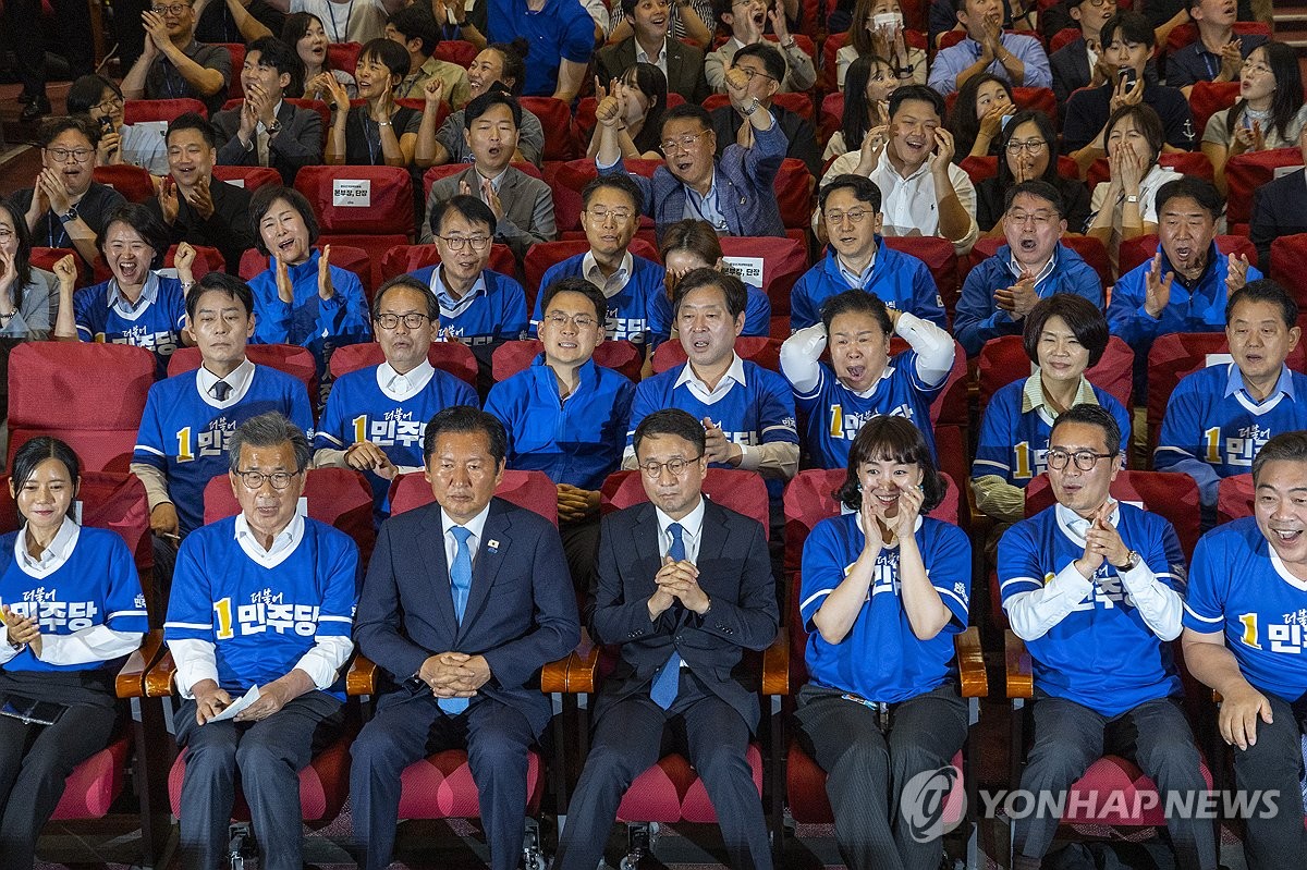 출구조사 결과 바라보는 민주당
