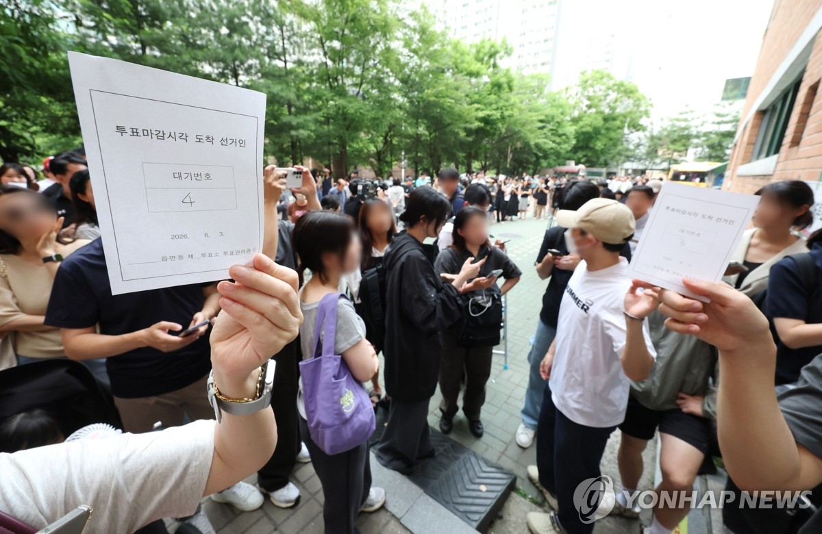 용지부족 투표 중지에 투표 대기번호표 든 유권자