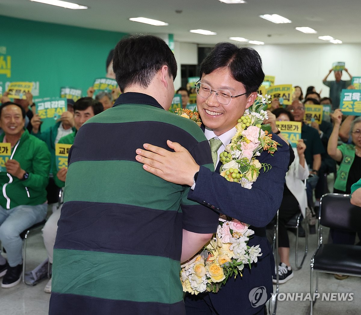 제자와 기뻐하는 조용식 울산교육감 후보