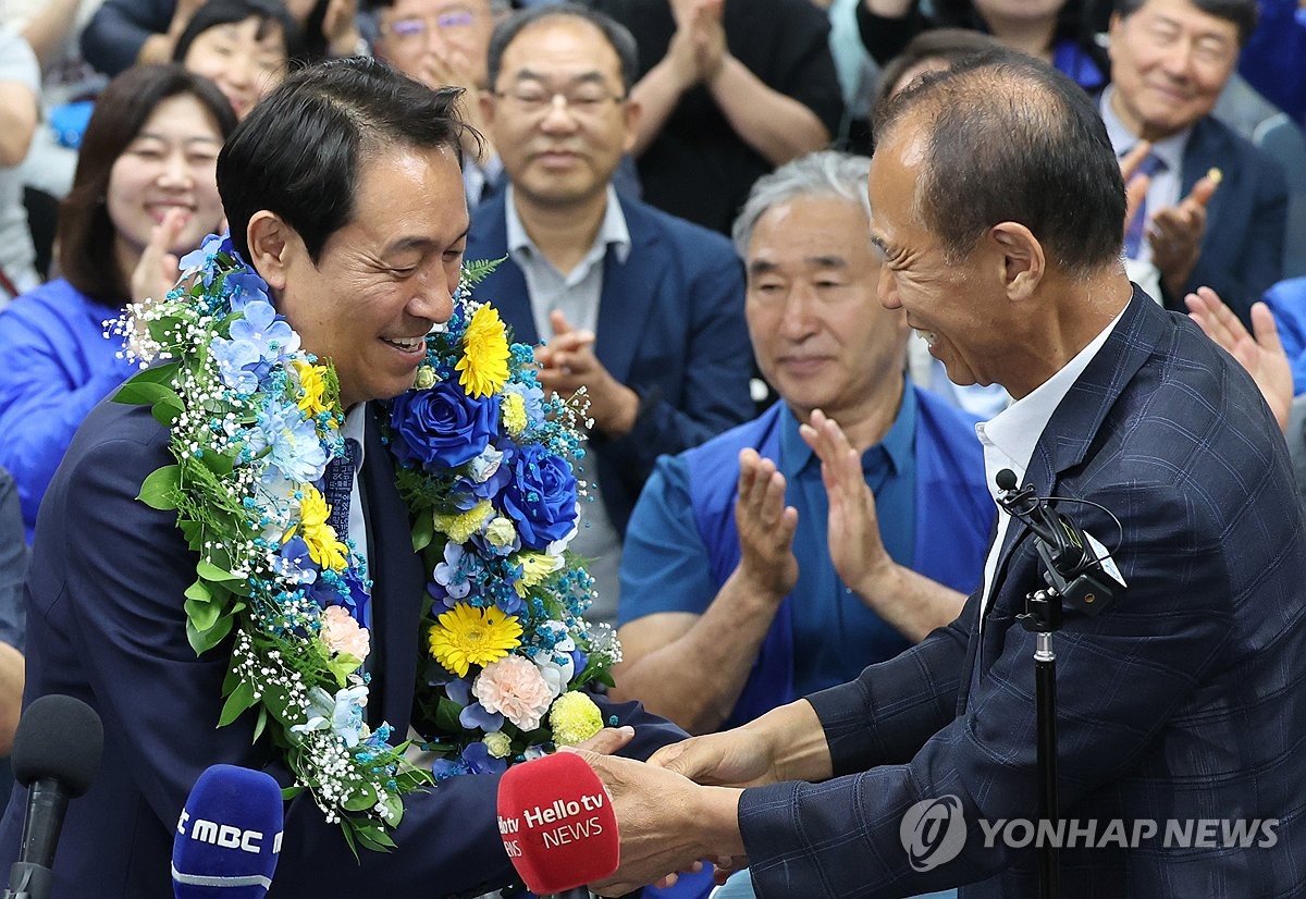 최문순 전 지사 축하 받는 우상호 강원도지사 후보