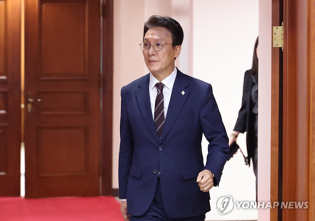 비상경제본부회의 입장하는 김민석 국무총리
