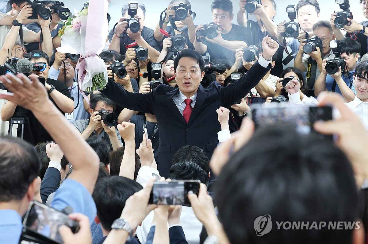 지지자 향해 인사하는 오세훈 시장