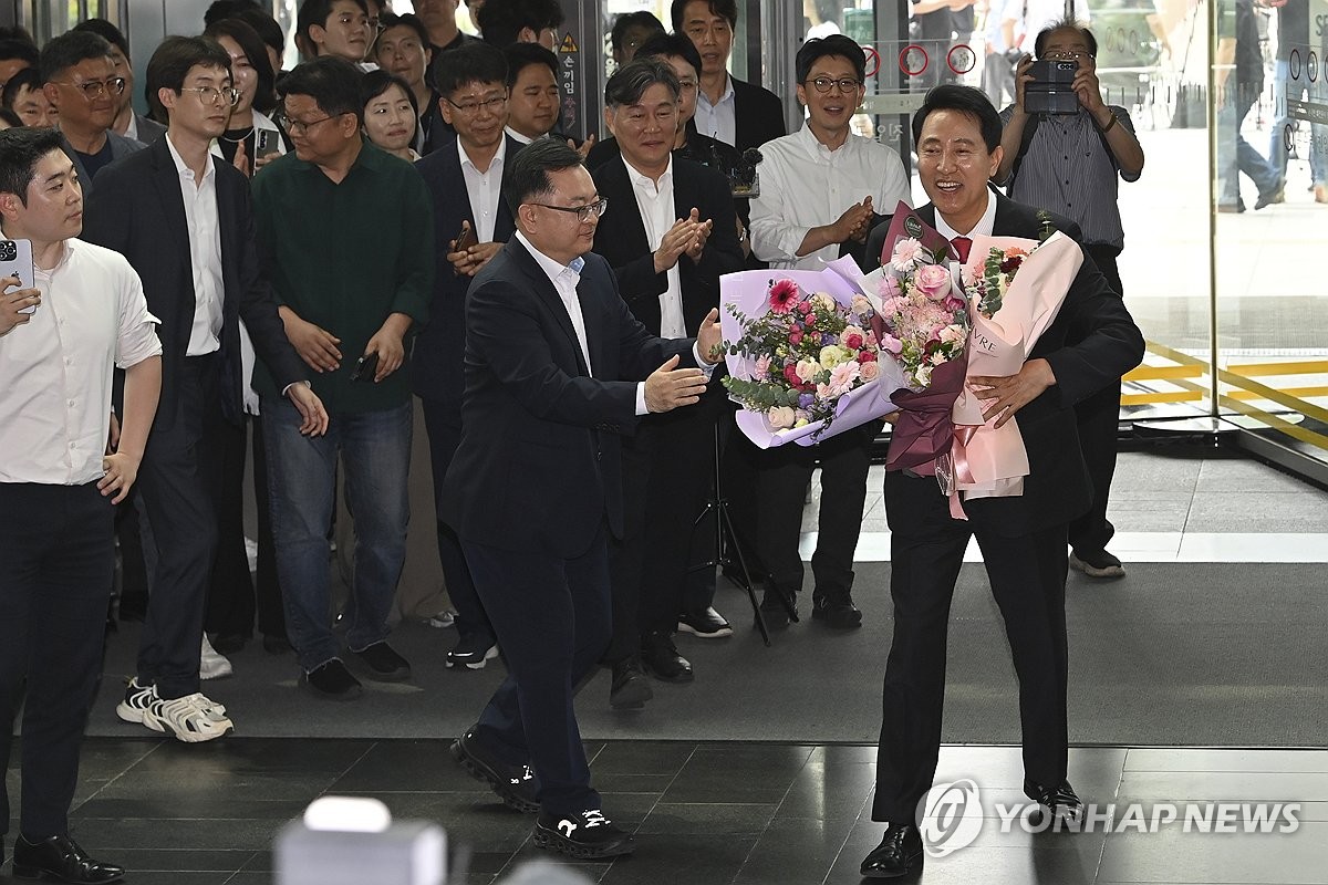 시청 출근하며 꽃다발 받은 오세훈 서울시장