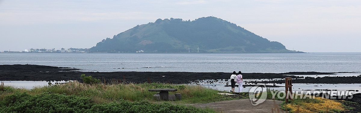 비양도를 바라보며