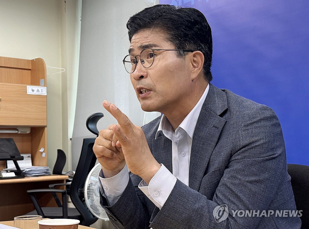 기자간담회하는 이원택 당선인