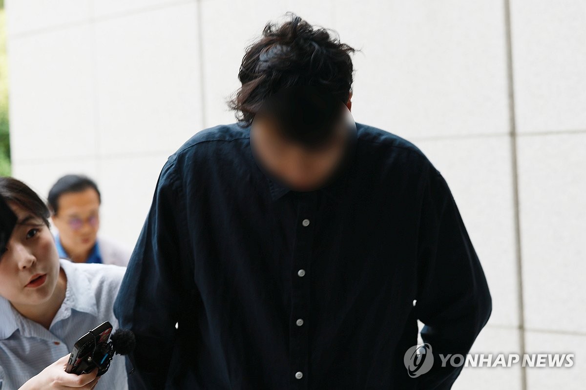 '외국인 근로자 폭행' 인천 섬유공장 대표 영장심사 출석