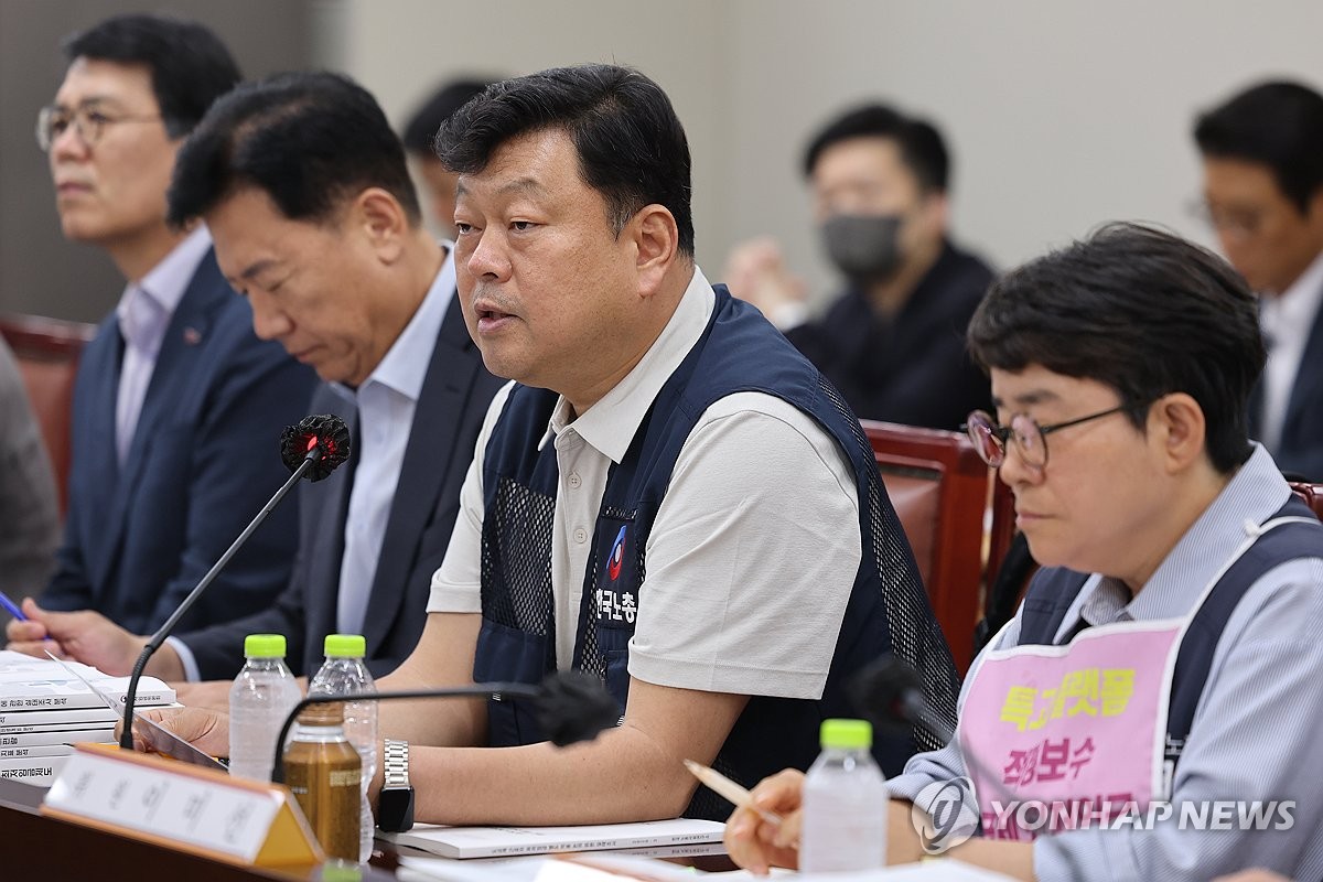 발언하는 류기섭 근로자위원