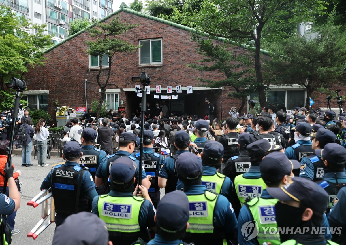 투표소 앞 대치중인 경찰과 시위대