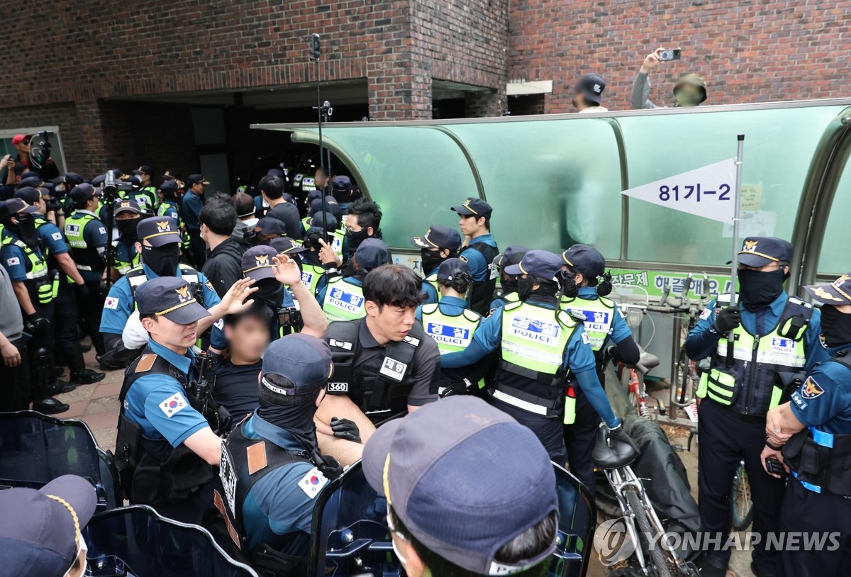 경찰, 잠실7동 2투표소 투표함 이송 위해 시위대 해산 조치
