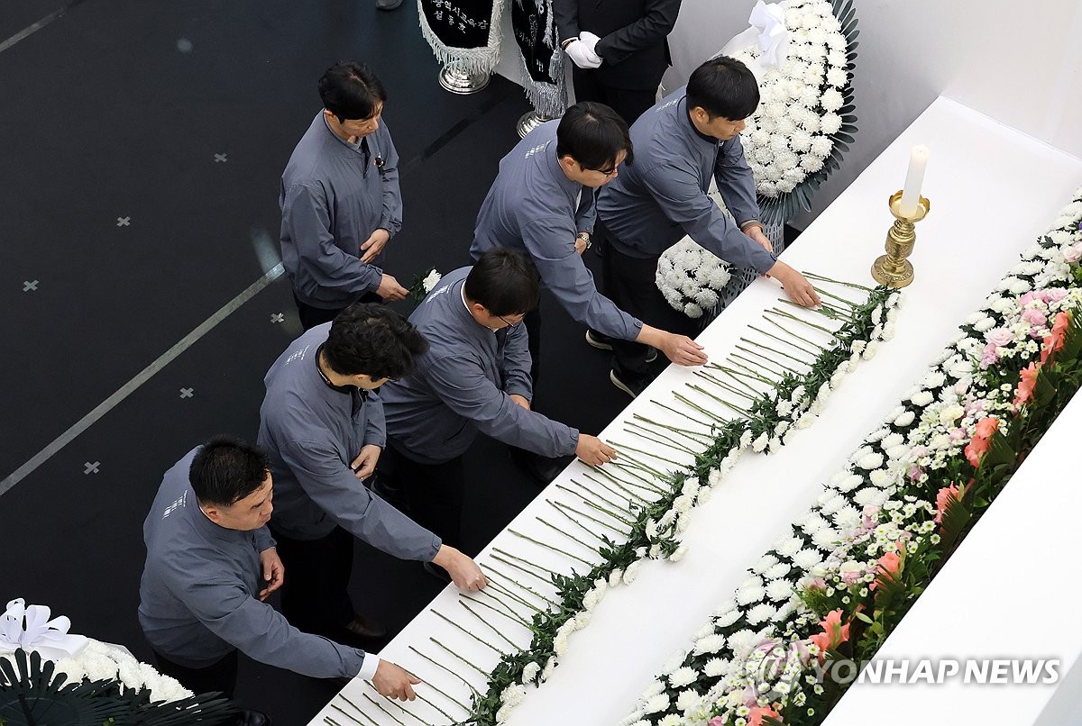 헌화하는 한화에어로스페이스 임직원들