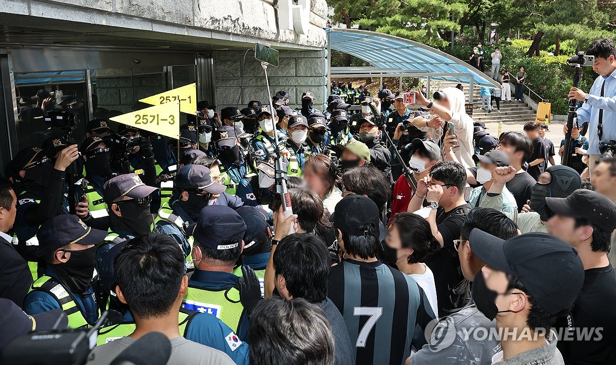 잠실 투표함 개표소에 시위대 재집결