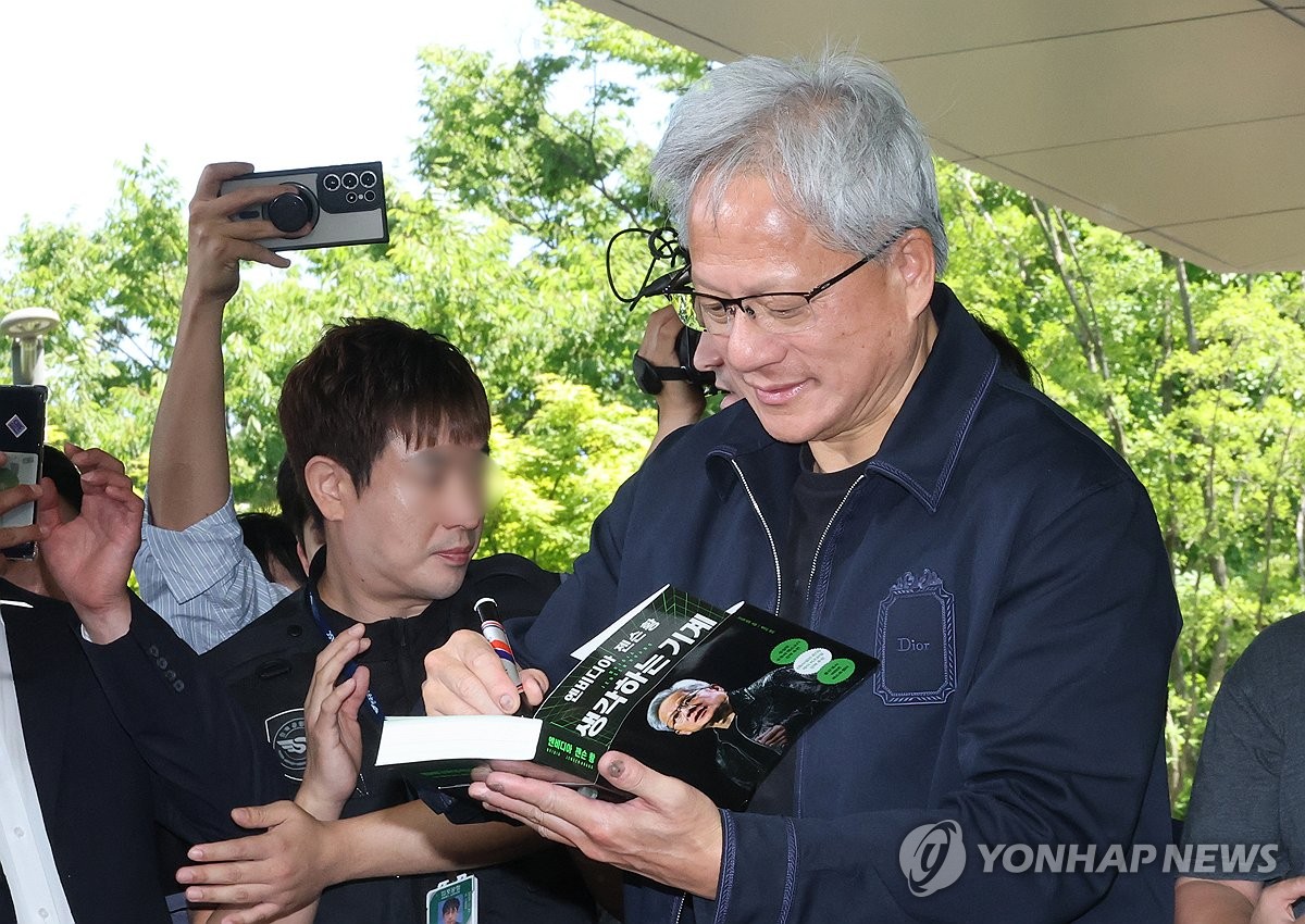 젠슨 황, 본인의 자서전에 사인