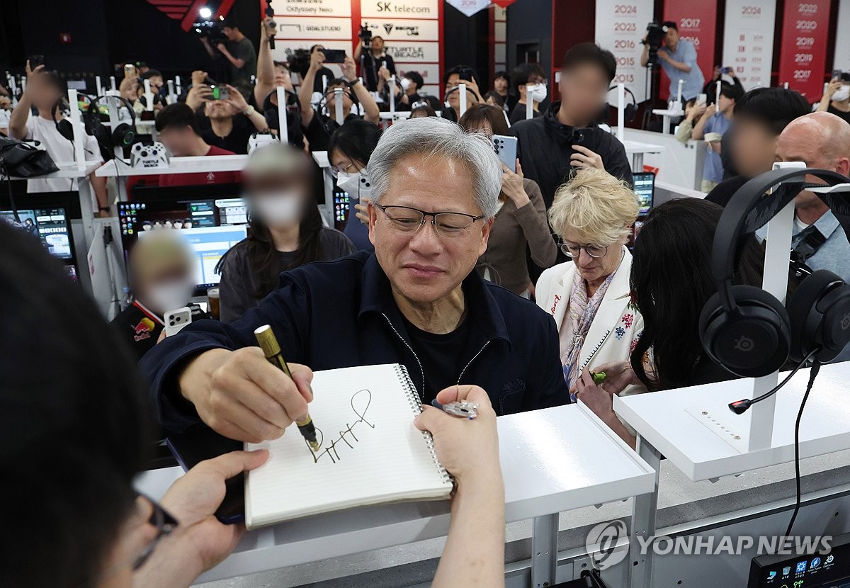 사인하는 젠슨 황 CEO