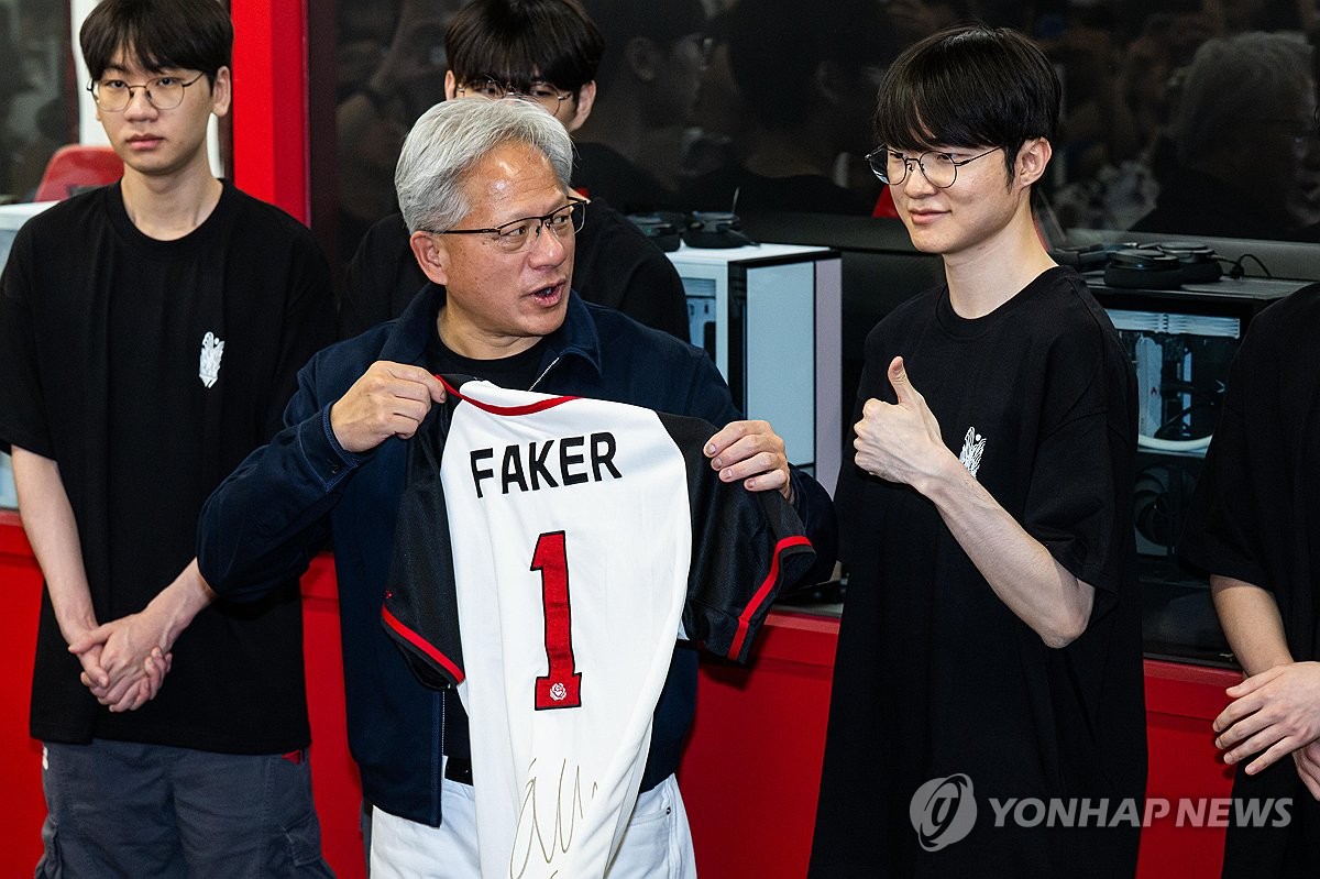 페이커 사인 기념품 받은 젠슨 황 CEO