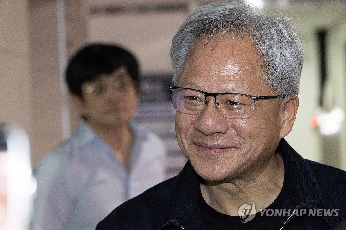 취재진 질문 듣는 젠슨 황 CEO